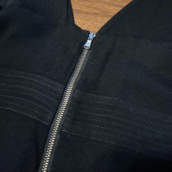 Women’s Trouve Crepe Seamed Tank Top V Neck - Picture 5 of 7